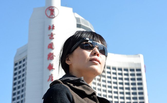 女记者采访“神器”亮瞎会场