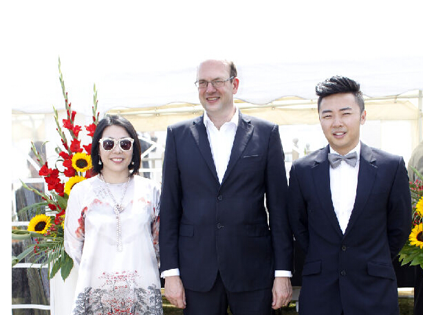中国导演乘私人飞机英伦选景  电影《美发名家》牵手英国福来航空