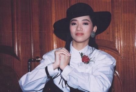 【震惊】富裕梅妈流落街头，她的钱去哪儿了？