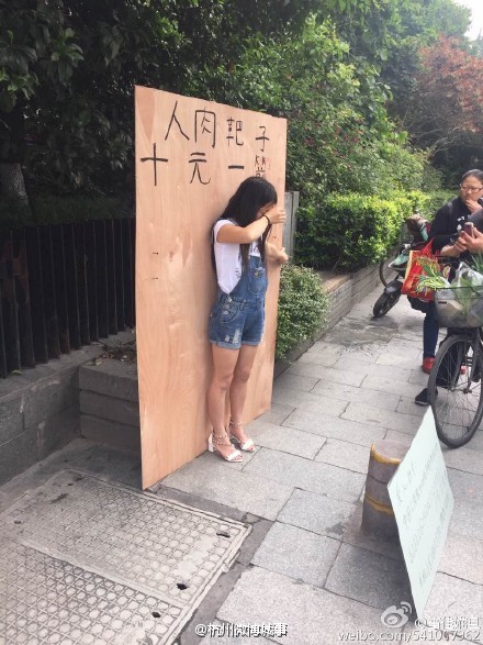 两姑娘当起人肉靶子背后的故事，没想到竟是这般心酸