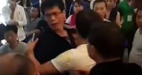 陈光标发布会：记者被围住，责骂其没有资格发问