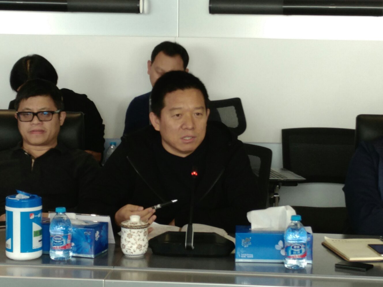 贾跃亭自称全世界最穷CEO 一家8口住不到200平米房子