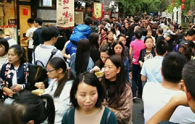 黄金周消费狂欢：半个中国都在路上，电影票房激增68%