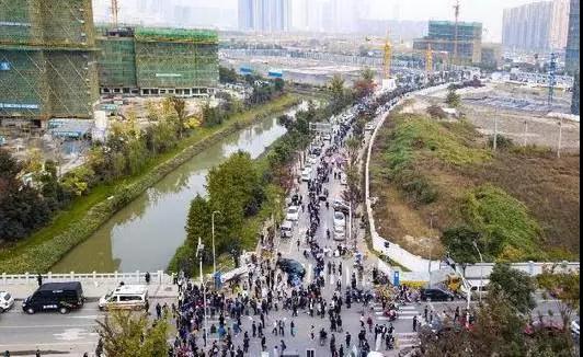 震惊全国，南京疯狂！近万人连夜排队抢房，买到就赚辆保时捷？