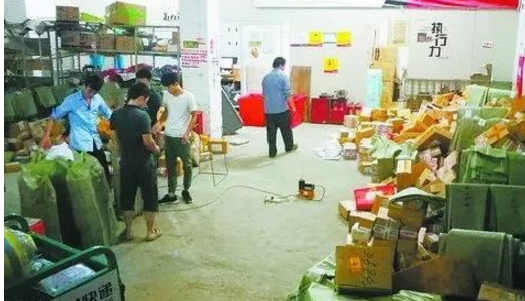 惊呆了！你网购的食品、成人用品，可能被他们吃过、玩过！