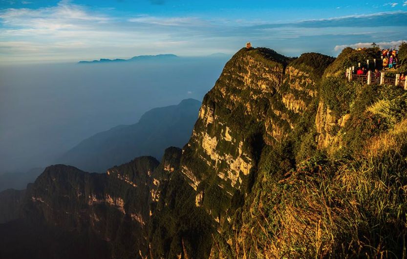 深蓝研报 | 论躺着赚钱，峨眉山A与黄山旅游，谁更厉害？