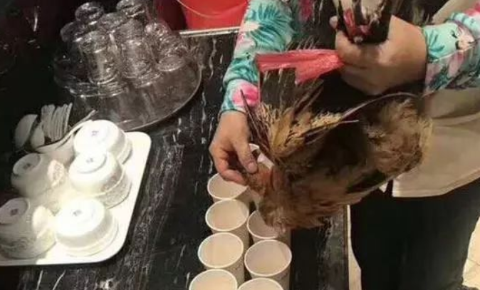 网传碧桂园某部开誓师大会：集体喝鸡血