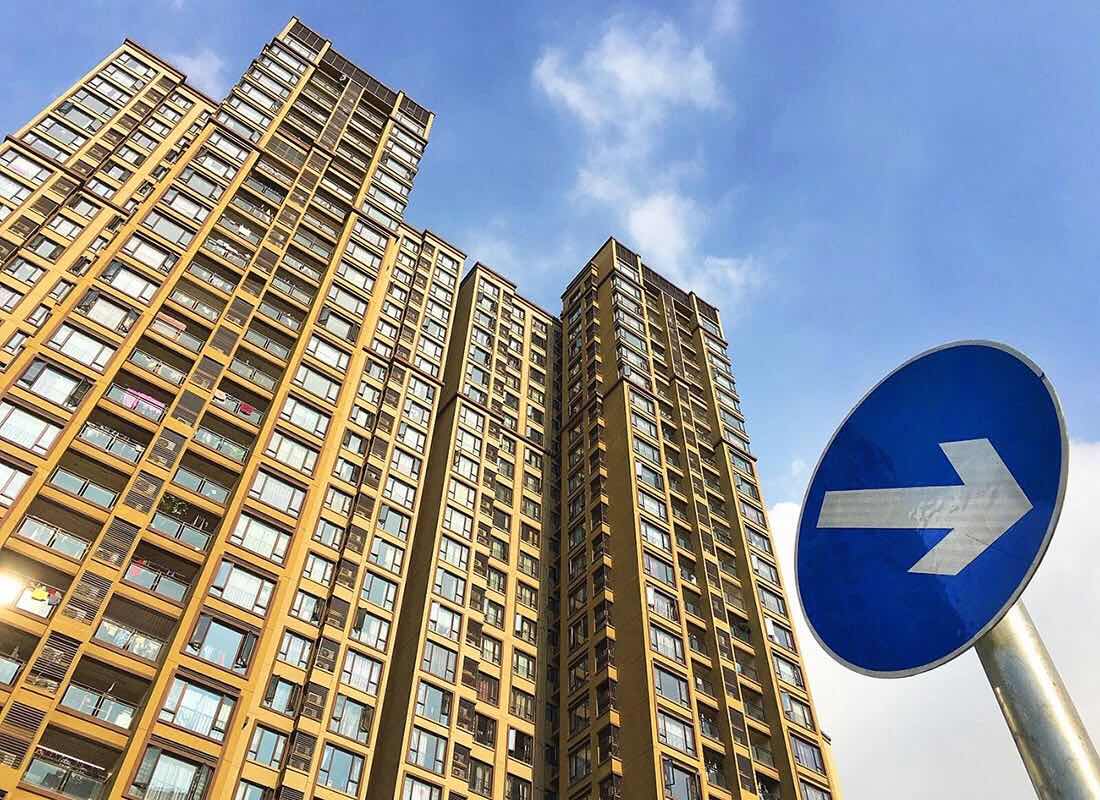 楼市传来大消息！刚需族笑了，跌了半年的地产股终于喘口气