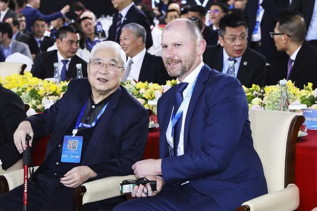 中国工程院院士郭孔辉（左）出席活动.jpg
