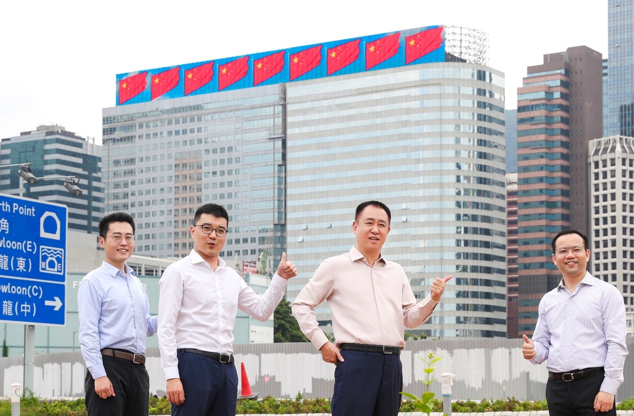 恒大香港总部大楼巨幅LED屏打出庆祝国庆标语 许家印现场检查