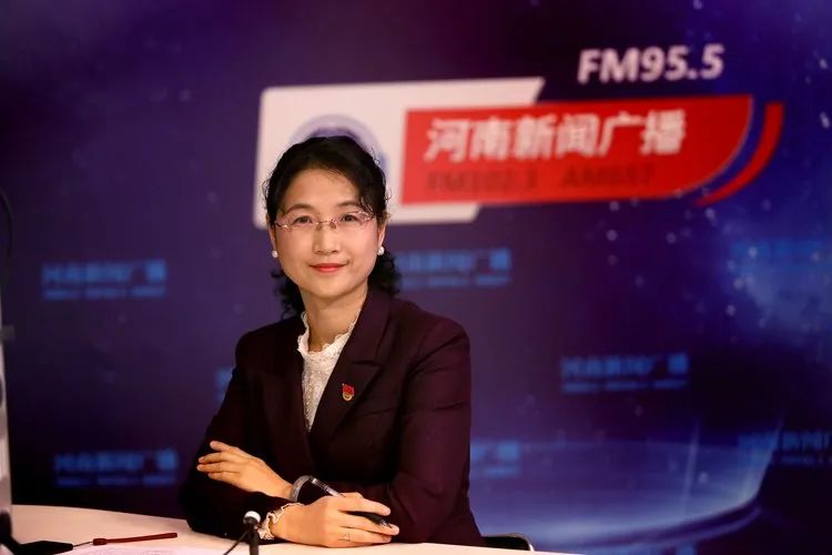 上市物企换帅，昔日女记者接棒