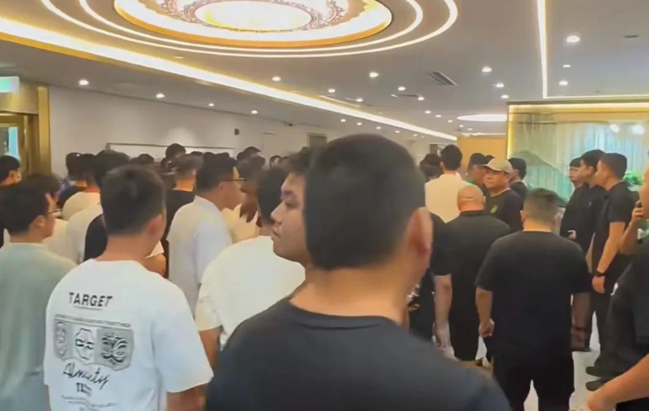 华南“茶叶华尔街”爆雷！1件饼茶炒到12万元，有人投了几百万，参与者：很多人贷款押上去
