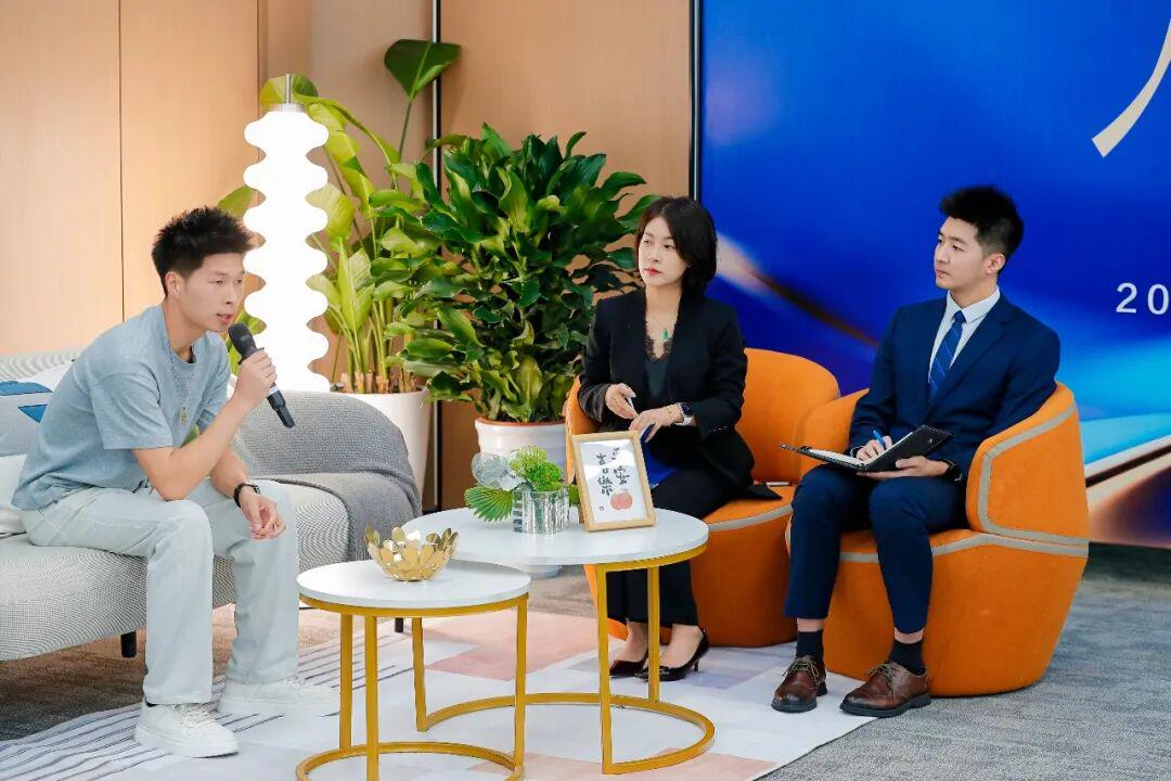 图为毕业生吐槽首次租房的房租支付压力大。