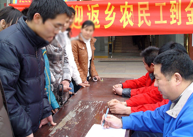 中国农民工数量还是在增加的,问题在于空间布局发生了变化,但是方便面生产商没有完全跟上步调 中国农民工数量还是在增加的,问题在于空间布局发生了变化,但是方便面生产商没有完全跟上步调