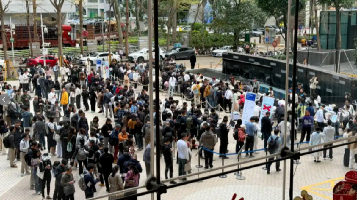 深圳腾讯大楼下排长队，数百人领“龙虾”！这却藏着中国AI的未来！