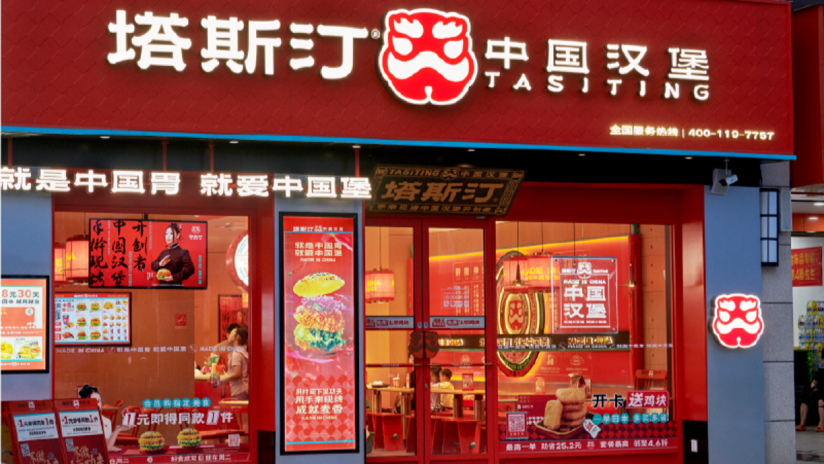 那个从华莱士出走的“叛徒”，如今带着10000家店，杀回来了