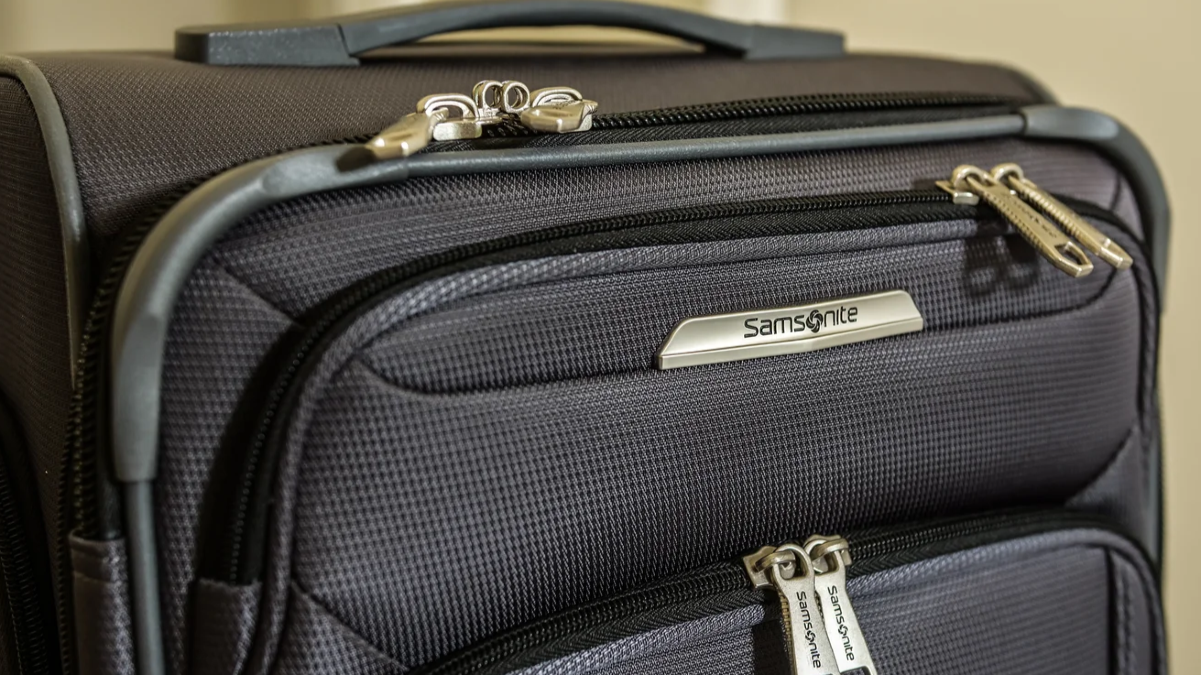 百年“行李箱之王”港股暴跌！去年净利爆雷，正策划美股二次上市