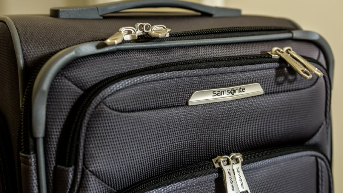 百年“行李箱之王”港股暴跌！去年净利爆雷，正策划美股二次上市