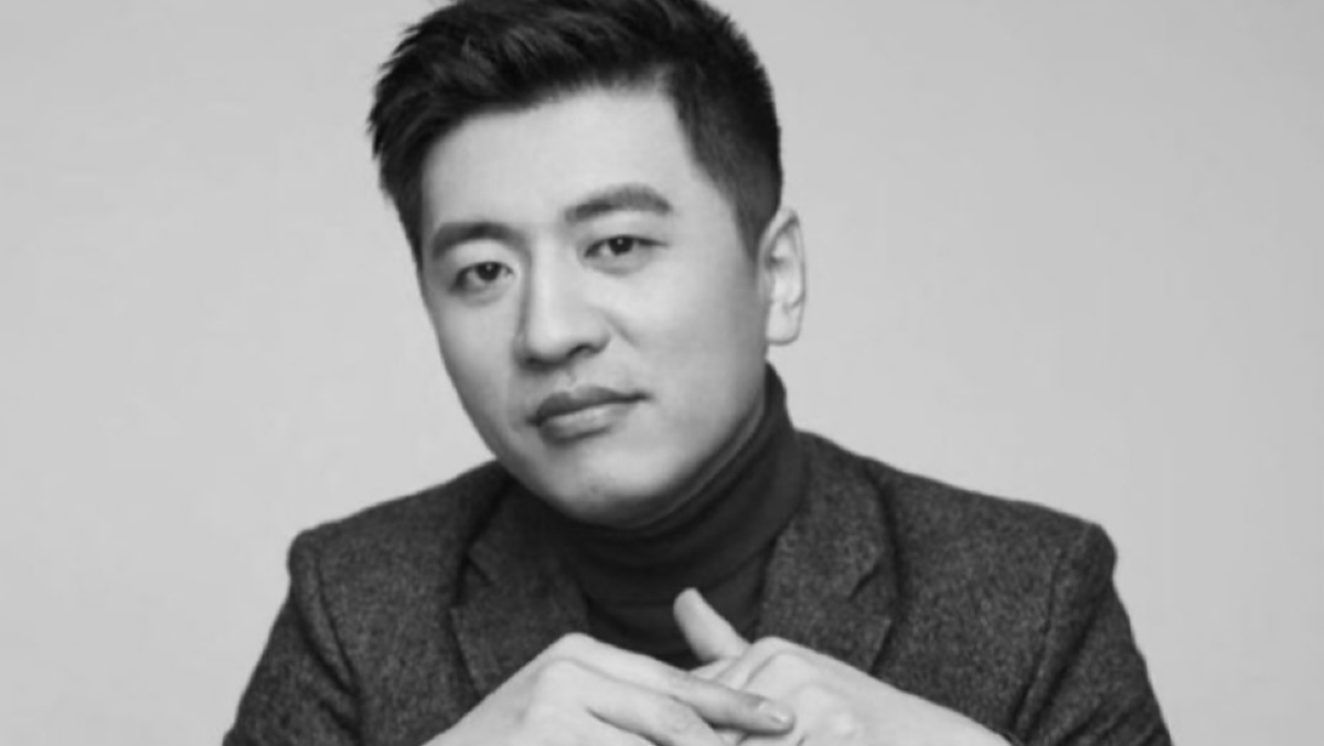 魔幻一幕！张雪峰去世，A股两家公司被无厘头疯炒