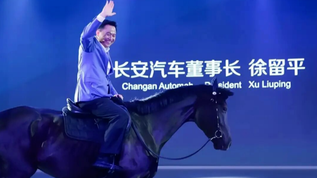 那个骑马开发布会的男人，落马了！