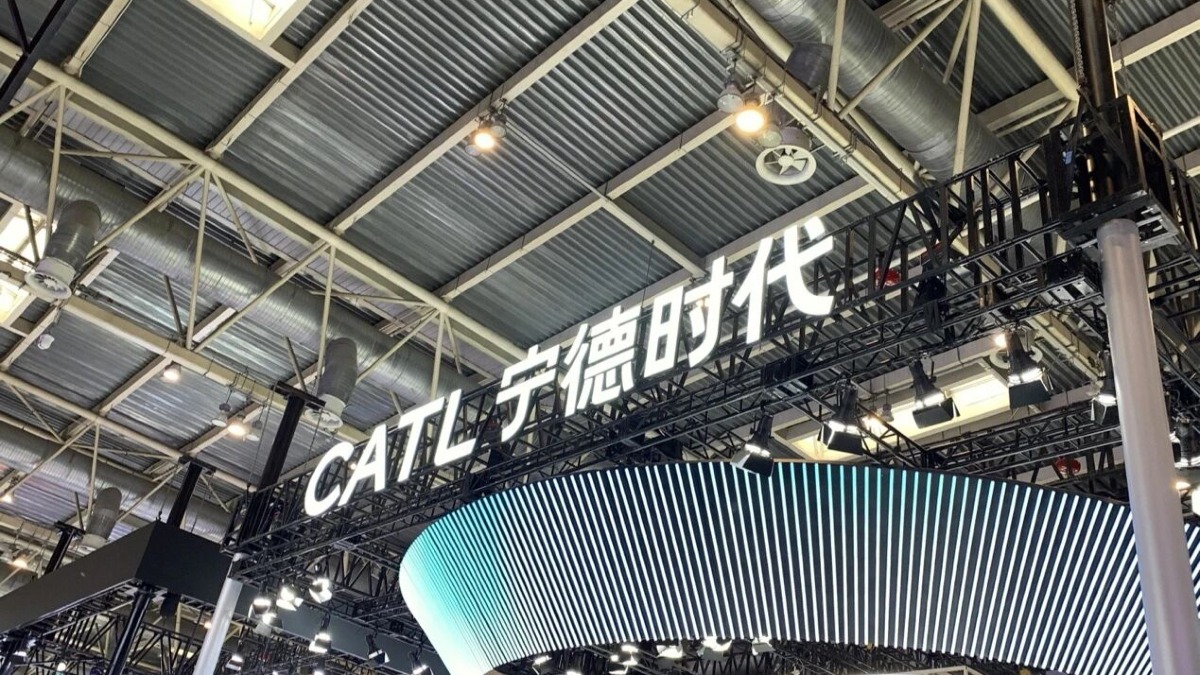曾毓群炮轰同行“挖人偷技术”，宁德时代在怕什么？