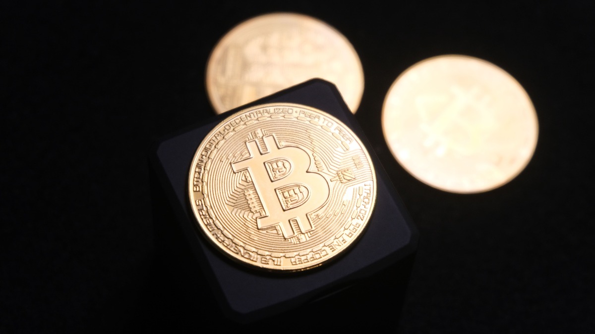 39亿重仓却亏麻了！大成美女基金经理，拿基民钱当接盘侠？