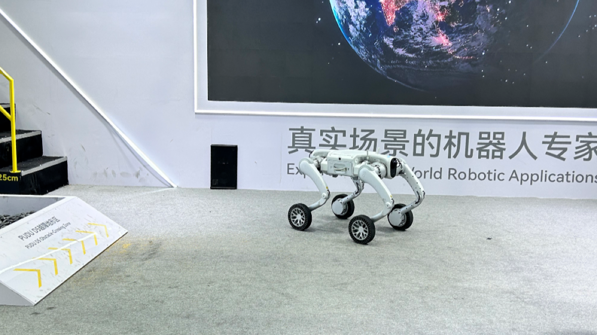 2026WRC现场 | 普渡机器人表演爬楼梯，还要进火场“上班”