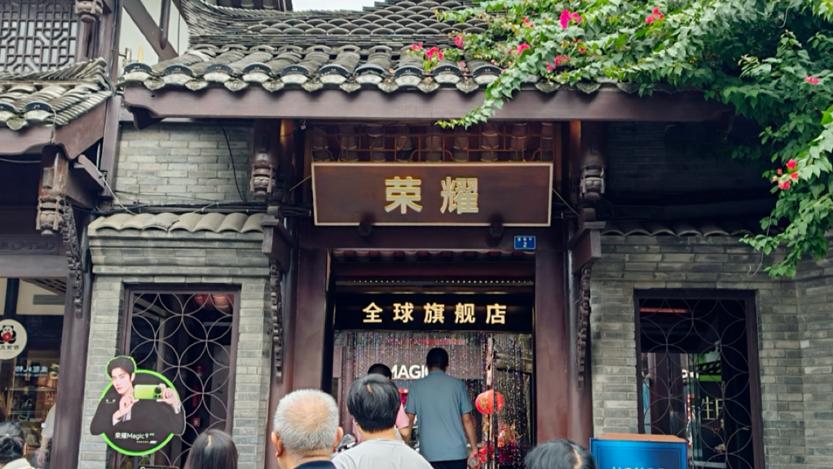 荣耀Magic9爆火“出圈”：门店一线，为什么都在谈“掌中阿莱”？