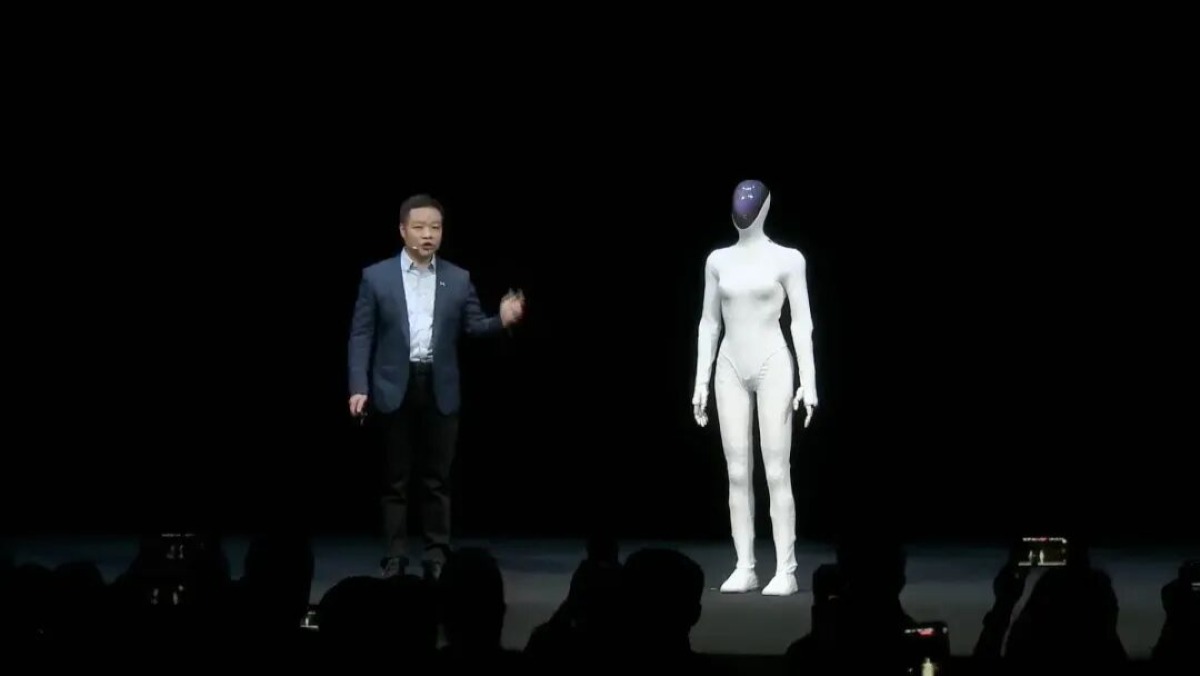 何小鹏巴黎首曝IRON机器人欧洲时间表：2027年下半年落地欧洲