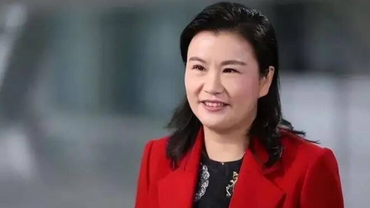 日薪7块打工妹，56岁晋身1270亿中国女首富！但市场已经不想买账了