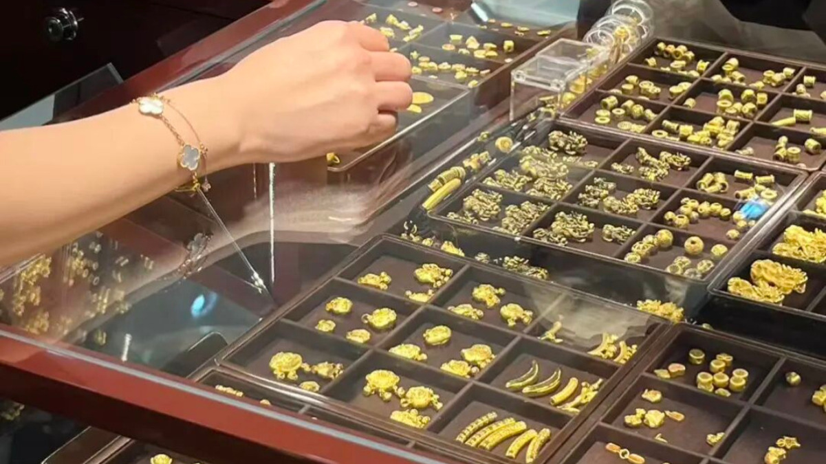 金价跌回8字头，“北京水贝”、菜百又热闹了！大妈视频连线挑金镯，有人直奔柜台买金条