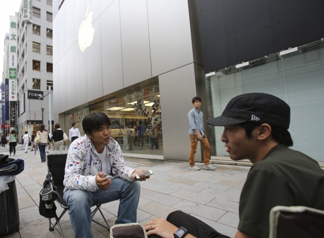 these-two-men-have-been-waiting-a-full-week-outside-an-apple-store-in-tokyo-japan