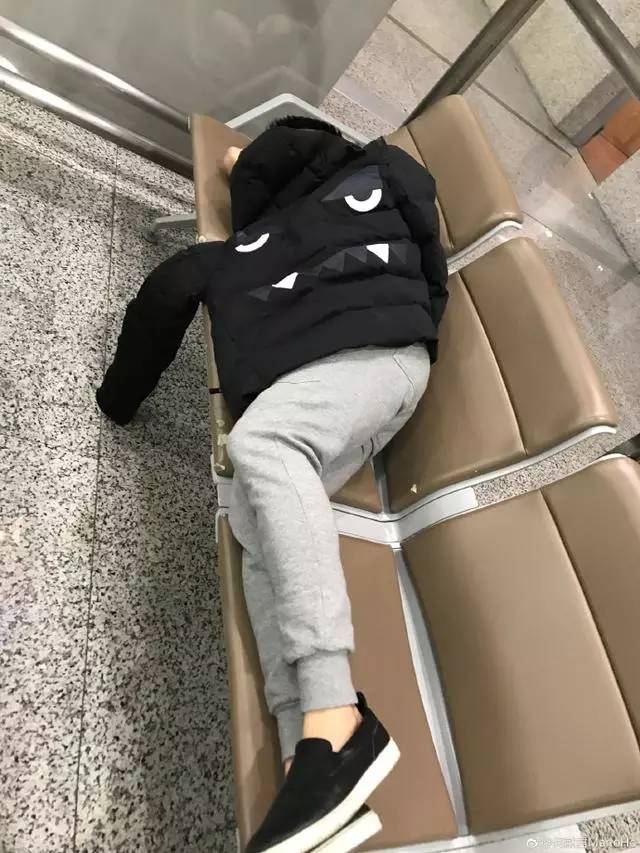何猷君因同伴护照丢失无法入境 亮身份后找到护照