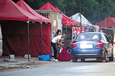 因拒绝交“保护费”，一男子将记者所摆的地摊抄走。在收取当天30元的“保护费”后又将物品返
