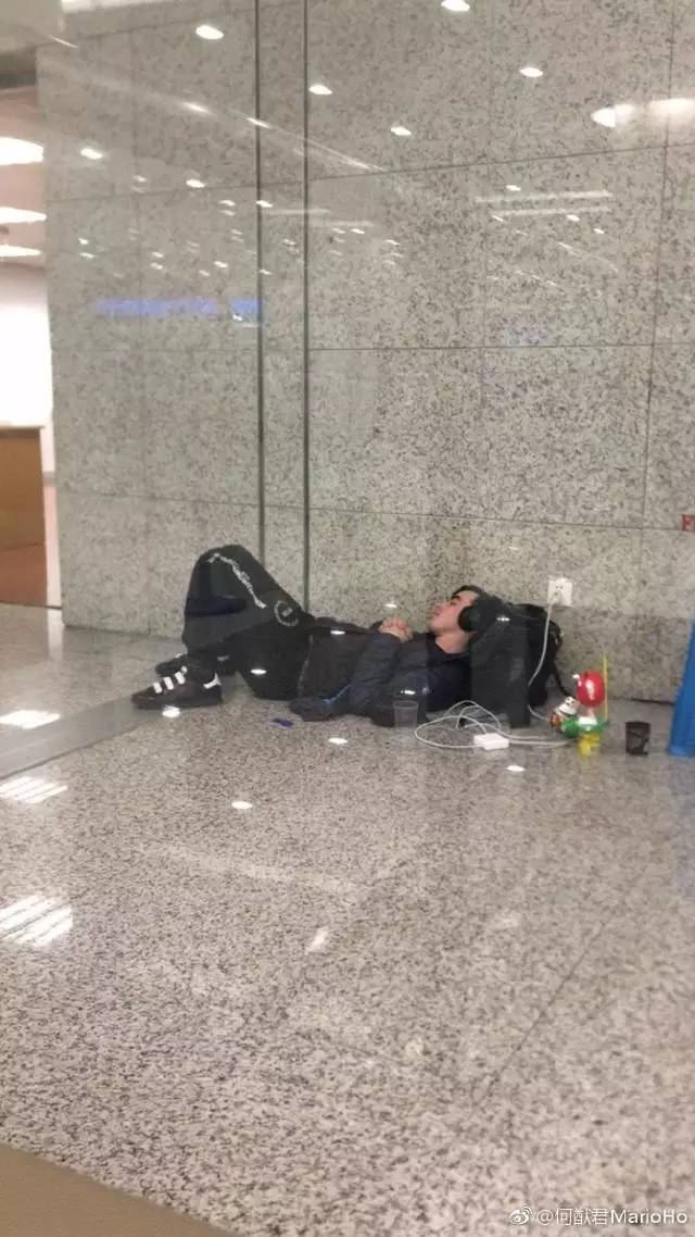 何猷君因同伴护照丢失无法入境 亮身份后找到护照