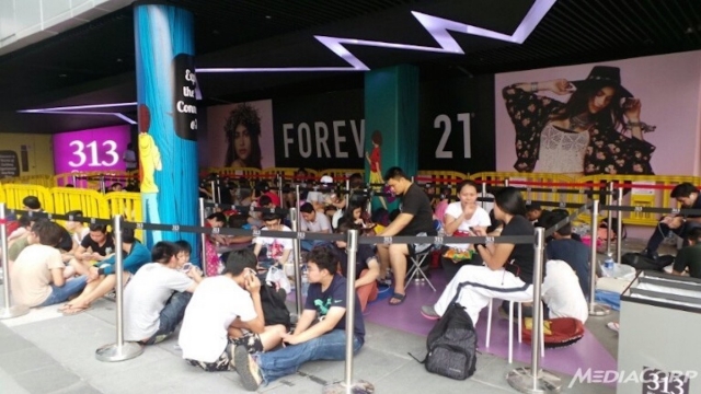 about-a-hundred-have-queued-up-for-an-iphone-6-in-singapore