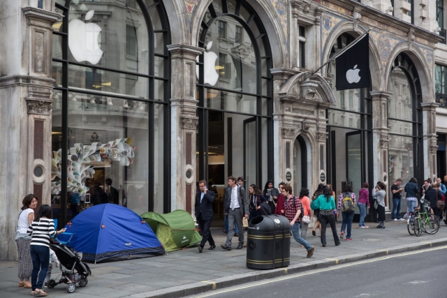 the-queue-outside-the-apple-store-on-regent-street-in-london