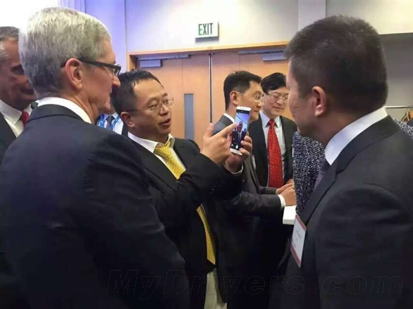 周鸿祎向库克热情展示360手机:画面美爆
