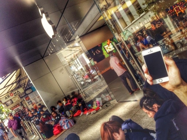 over-60-people-line-up-outside-an-apple-store-in-perth-australia