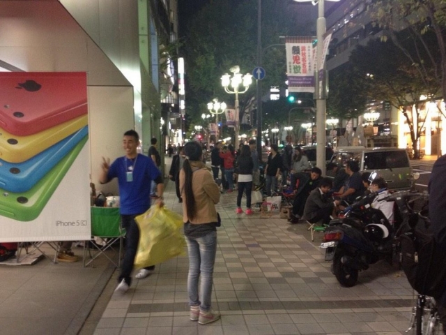 the-line-in-front-of-the-apple-store-in-nagoya-the-largest-city-in-the-chbu-region-of-japan